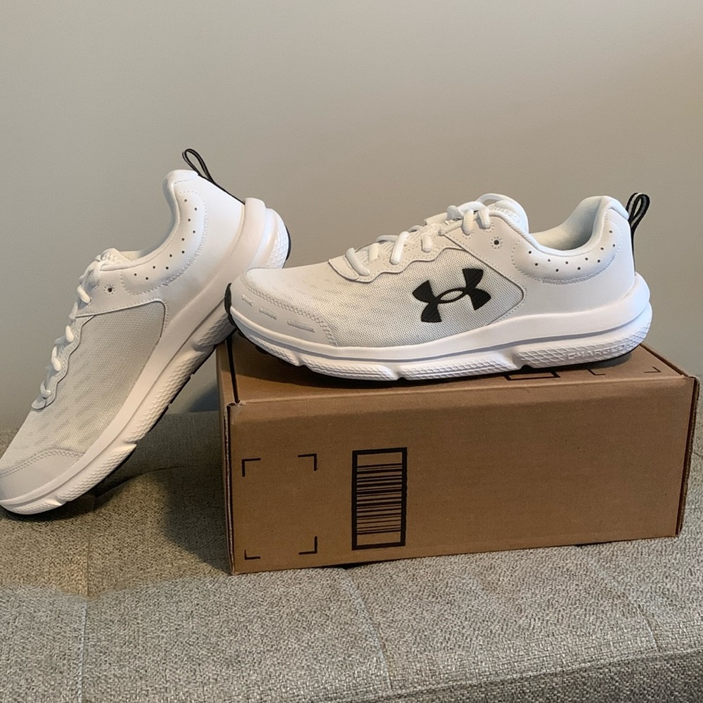 NEW Mens Under Armour size 12 sneakers